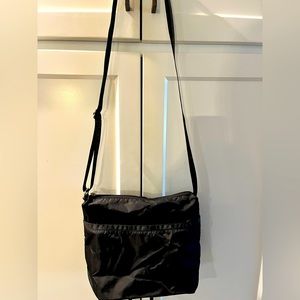 LeSportsac crossbody purse bag black lightweight 12 x 10 1/2